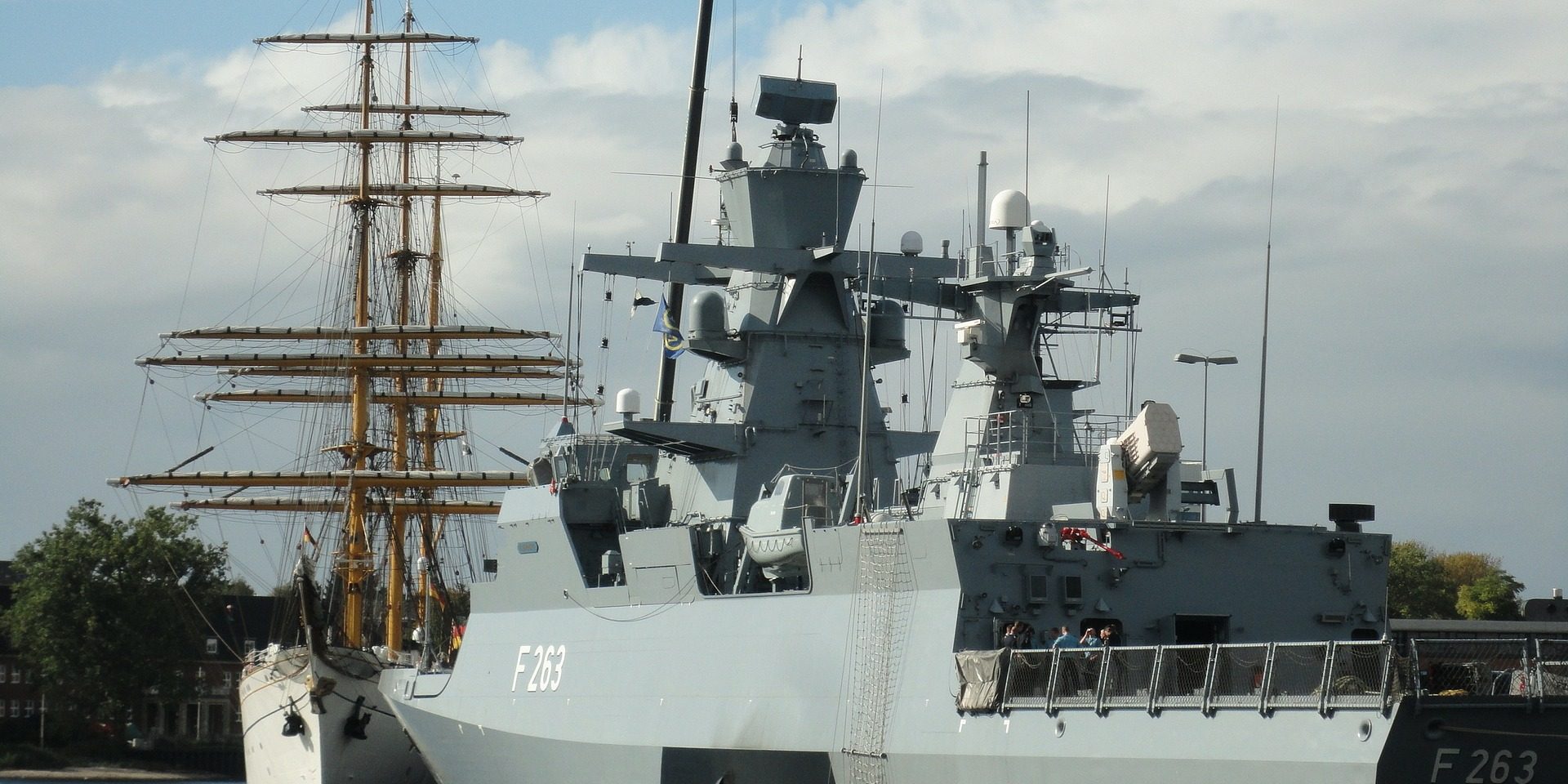 Korweta niemiecjiej marynarki wojennej zacumowana w porcie