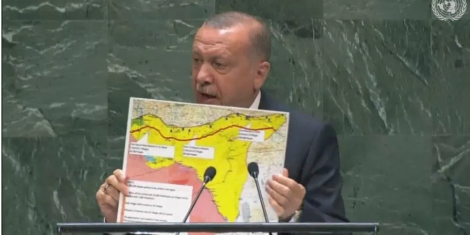 Prezydent Erdogan pokazuje mapę Syrii na forum ONZ