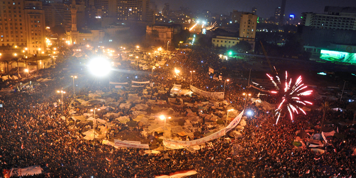 Arabska Wiosna -Obraz przedstawia protestujących na placu Tahrir w Kairze