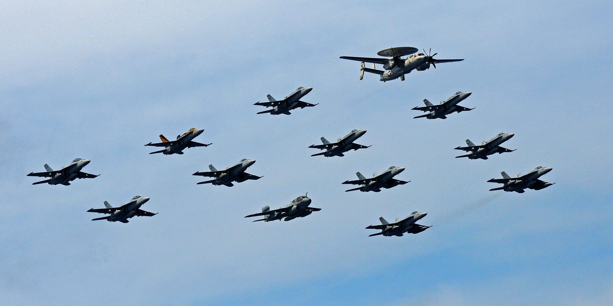 Zdjęcie przedstawia eskadrę myśliwców z lotniskowca SS Abraham Lincoln (CVN 72) lecącą wraz z E-2C. Marzec 2011