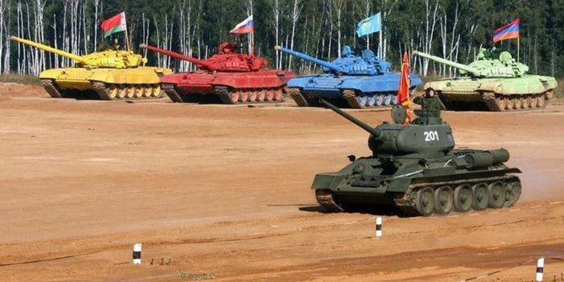 Biathlon czołgowy w 2013 roku. Na pierwszym planie T-34-85, a w tle T-72B