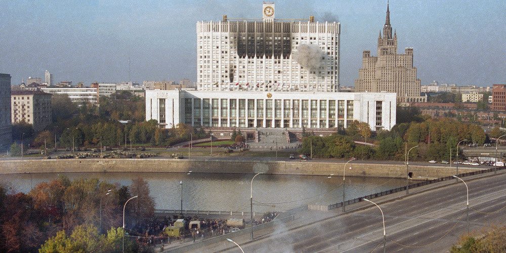 Czołgi T-80UD z dywizji Tamanskiej strzelają do gmachu Rady Najwyższej Rosji w październiku 1993, Autor: ТАСС - https://tass.ru/spec/belyidom, Добросовестное использование, https://ru.wikipedia.org/w/index.php?curid=1317008