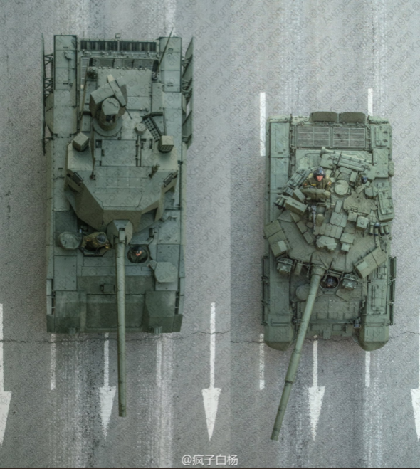 T-14 Armata i T-90 obok siebie.