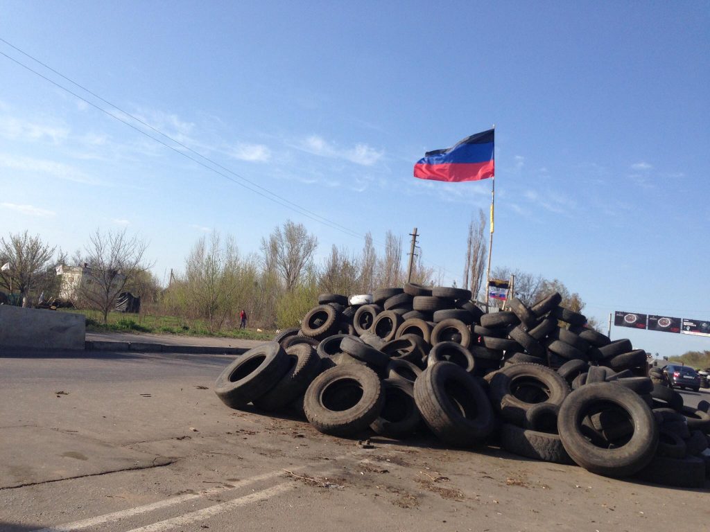 Jeden z punktów kontrolnych ustanowionych przez prorosyjskich separatystów na drodze wylotowej ze miasta Słowiańsk. Oczywiście nie jest to cały posterunek, a tylko jedna z zapór drogowych, utrudniających przejazd samochodów. Kwiecień 2014 roku. 