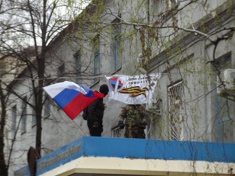 Separatyści przejmują kontrolę nad komendą miejską policji w mieście Słowiańsk. Pierwsza połowa kwietnia 2014. Źródło: Ukraińska Prawda