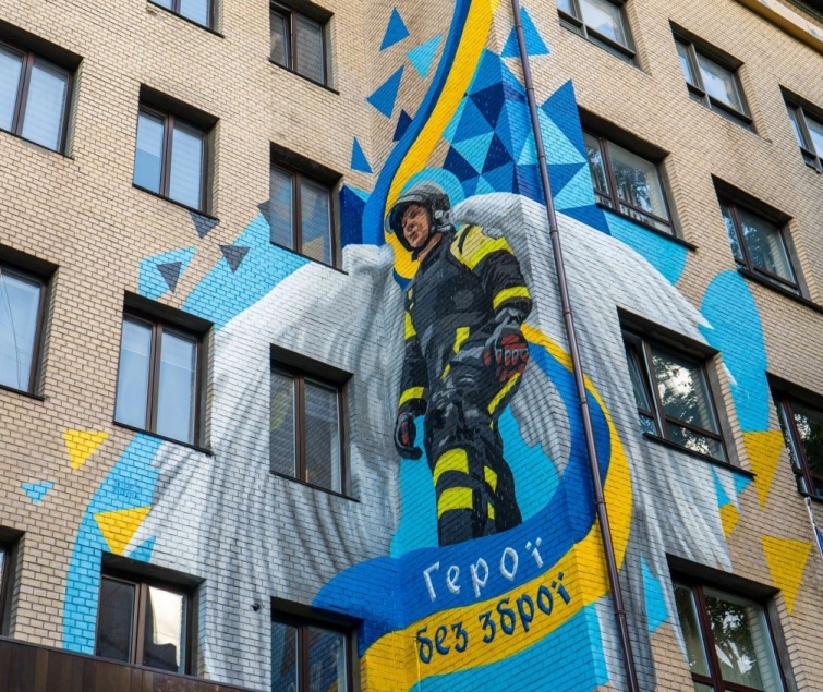 Mural przedstawiający strażaka z Ukrainy - "Bohatera bez broni".