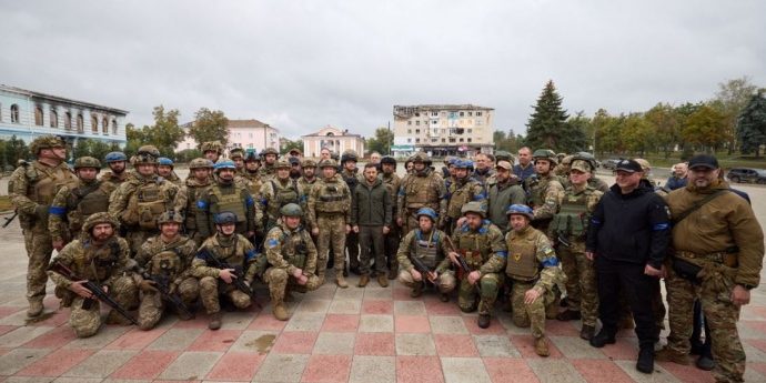 Prezydent Wołodymyr Zełeński wraz z Ukraińskimi żołnierzami w wyzwolonym Izjumie. Źródło: „Ukraińska Prawda”