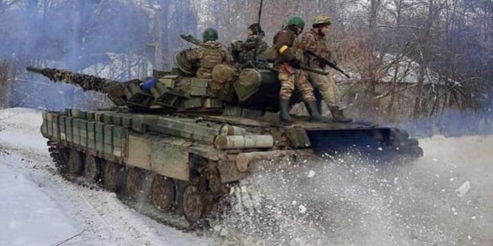 Żołnierze Ukrainy na czołgu T-64BW