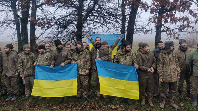 Wyzwoleni z niewoli żołnierze Ukrainy.