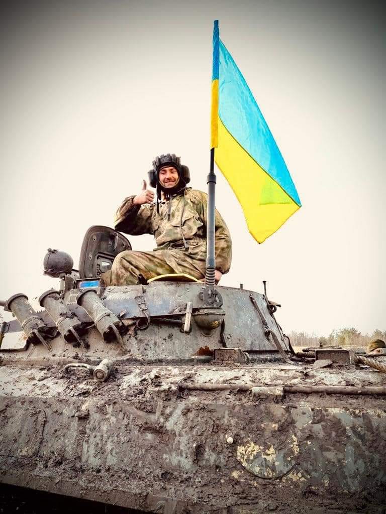 Żołnierz z flagą Ukrainy na BMP-2