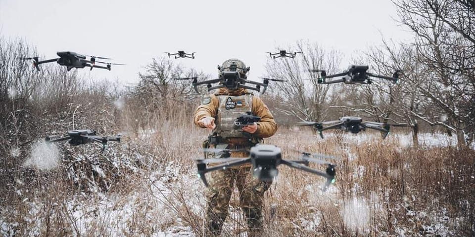 Żołnierz Ukrainy z dronami Żołnierz Ukrainy z dronami
