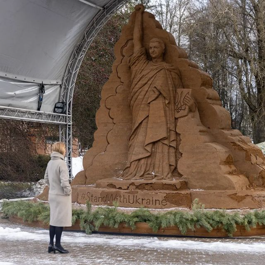 Prezydent Ukrainy uwieczniony w rzeźbie stylizowanej na Statuę Wolności