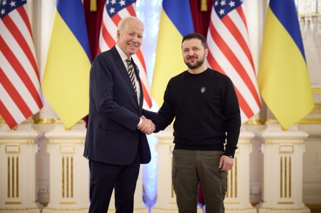 Prezydent USA (Joe Biden) i prezydent Ukrainy (Wołodymyr Zełeński)