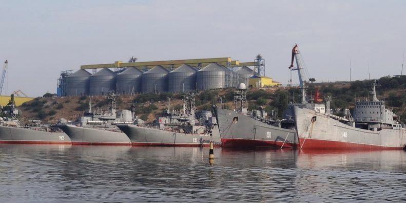 Okręty wojenne Ukrainy i Federacji Rosyjskiej w porcie w Sewastopolu. Stan sprzed 2014 roku.