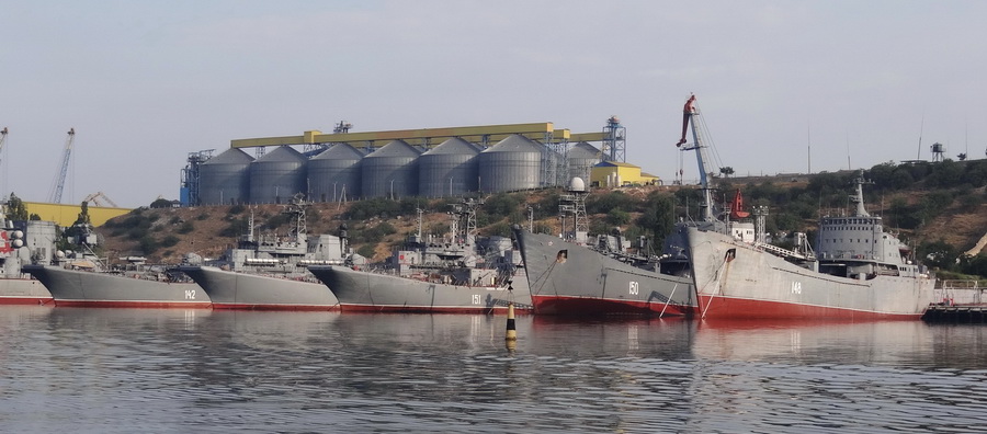 Okręty wojenne Ukrainy i Federacji Rosyjskiej w porcie w Sewastopolu. Stan sprzed 2014 roku.