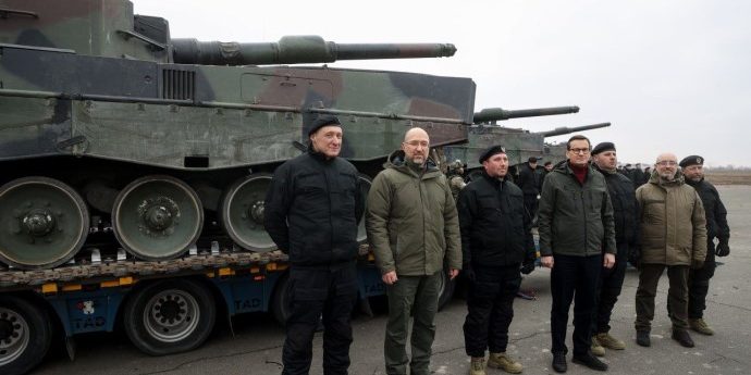 Czołgi Leopard 2A4 dla Ukrainy - polska delegacja z premierem M. Morawickim przekazuje pojazdy stronie ukraińskiej.