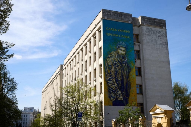 Mural przedstawiający Bohatera Ukrainy w centrum Kijowa