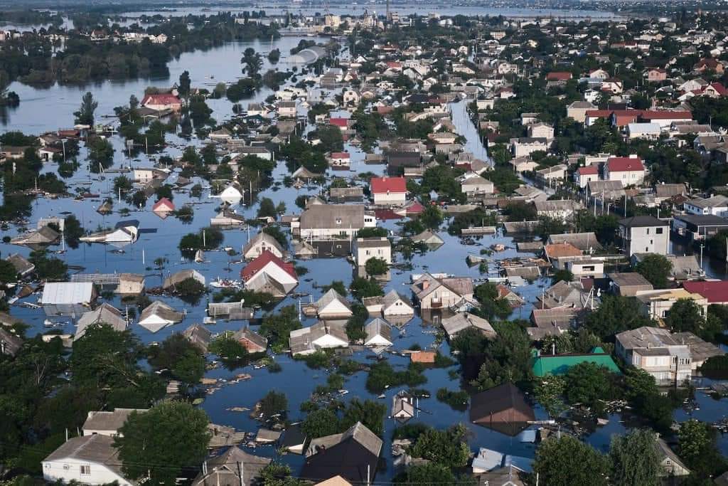 Miasto Chersoń zalane na południu Ukrainy z powodu wysadzenia przez armię rosyjską tamy w Nowej Kachowce.