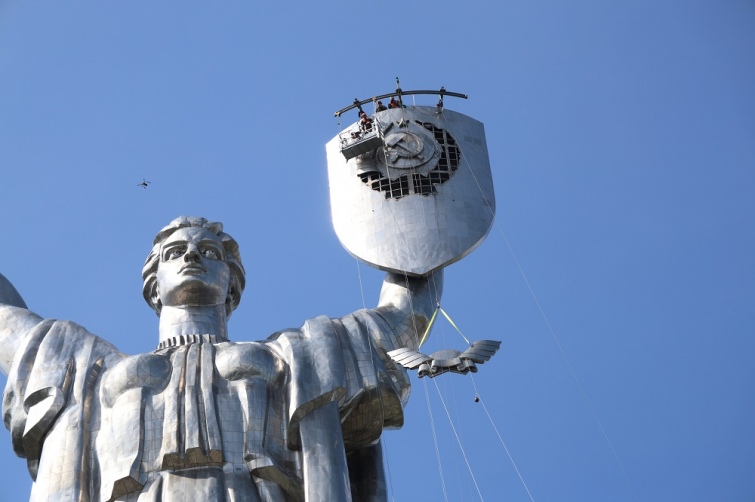 Usuwanie sowieckiej symboliki z pomnika Matki Ojczyzny w stolicy Ukrainy