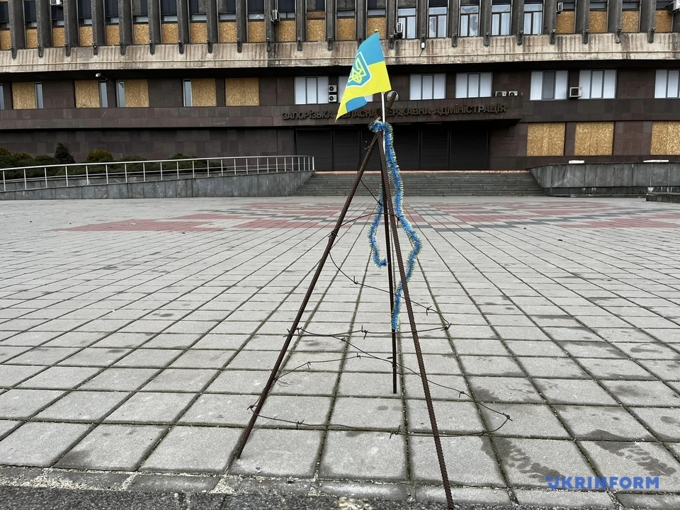Członkowie rodzin żołnierzy z Ukrainy ustawili symboliczną metalową choinkę w centrum Zaporoża, połowa grudnia 2023 r.